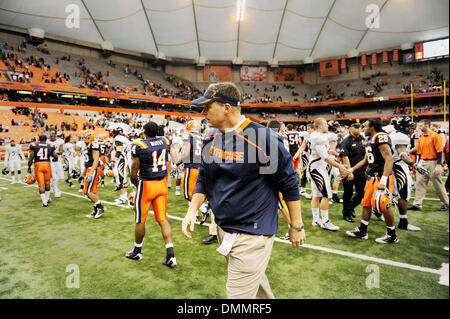 31. Oktober 2009: Syrakus Cheftrainer Doug Marrone Spaziergänge abseits des Spielfeldes nach Cincinnati zu spielen. Die University of Cincinnati Bearcats besiegte die Syracuse University Orange 28-7 am Carrier Dome in Syracuse, New York. (Kredit-Bild: © Alan Schwartz/Cal Sport Media/ZUMA Press) Stockfoto