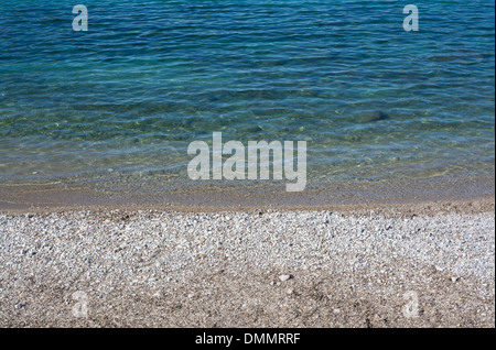 Kiesstrand mit klaren Ultramarin und türkisfarbenes Wasser in Port de Soller Stockfoto