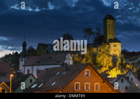 Deutschland, Bayern, Mittelfranken, auf dem Fluss Pegnitz, Ansicht des Veldensteiner Schloss Neuhaus Stockfoto