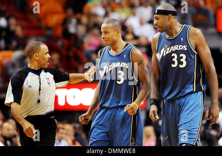 Miami---Heatrd10i---NBA Basketball mit den Washington Wizards die Miami Heat in der American Airlines Arena zu besuchen.  Offizielle Dan Crawford hört nicht auf Argumente von Washingtons Caron Butler, Center und Brendan Haywood.         Robert Duyos, Sun Sentinel (Kredit-Bild: © Sun-Sentinel/ZUMApress.com) Stockfoto