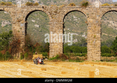 Türkei, Serik, antike Stadt Aspendos, Aquädukt und Stoppeln Feld Stockfoto