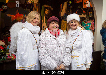 Weihnachten Markt Köln: Frau posiert mit zwei Engeln am Neumarkt Stockfoto