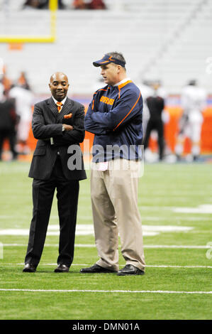 31. Oktober 2009: Syrakus Direktor der Leichtathletik Dr. Daryl Gross und Cheftrainer Doug Marrone treffen vor dem Spielen von Cincinnati. Die University of Cincinnati Bearcats besiegte die Syracuse University Orange 28-7 am Carrier Dome in Syracuse, New York. (Kredit-Bild: © Alan Schwartz/Cal Sport Media/ZUMA Press) Stockfoto