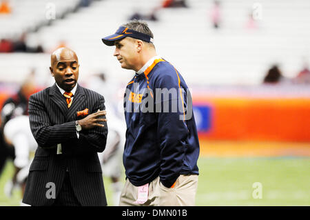 31. Oktober 2009: Syrakus Direktor der Leichtathletik Dr. Daryl Gross und Cheftrainer Doug Marrone treffen vor dem Cincinnati.The University of Cincinnati Bearcats spielen besiegte die Syracuse University Orange 28-7 am Carrier Dome in Syracuse, New York. (Kredit-Bild: © Alan Schwartz/Cal Sport Media/ZUMA Press) Stockfoto