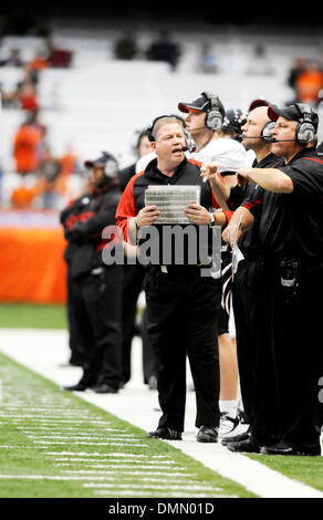 31. Oktober 2009: Cincinnati Cheftrainer Brian Kelly diskutiert Strategie entlang der Seitenlinie spielen Syrakus. Die University of Cincinnati Bearcats besiegte die Syracuse University Orange 28-7 am Carrier Dome in Syracuse, New York. (Kredit-Bild: © Alan Schwartz/Cal Sport Media/ZUMA Press) Stockfoto