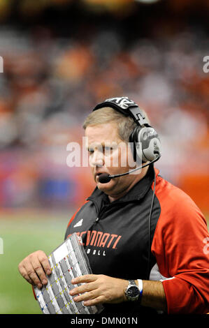 31. Oktober 2009: Cincinnati Cheftrainer Brian Kelly sieht auf das Spielfeld während seiner Mannschaft spielt Syrakus. Die University of Cincinnati Bearcats besiegte die Syracuse University Orange 28-7 am Carrier Dome in Syracuse, New York. (Kredit-Bild: © Alan Schwartz/Cal Sport Media/ZUMA Press) Stockfoto