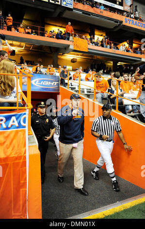 31. Oktober 2009: Syrakus Cheftrainer Doug Marrone spricht ein Beamter vor der zweiten Hälfte während des Spielens von Cincinnati. Die University of Cincinnati Bearcats besiegte die Syracuse University Orange 28-7 am Carrier Dome in Syracuse, New York. (Kredit-Bild: © Alan Schwartz/Cal Sport Media/ZUMA Press) Stockfoto