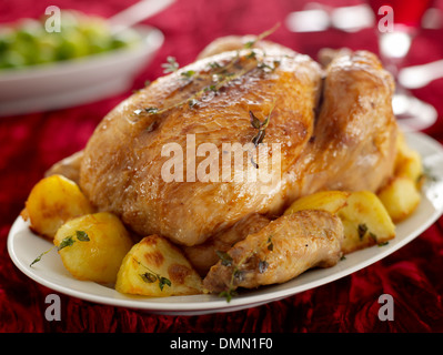 Gebratenes Huhn Abendessen Bratkartoffeln, die Tabelle Rosenkohl Stockfoto