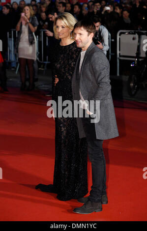 Cannes, Frankreich. 18. Dezember 2013. James Blunt und Sofia Wellesley kommen für die NRJ Music Awards in Cannes. Bildnachweis: Dpa picture Alliance/Alamy Live News Stockfoto