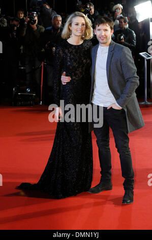 Cannes, Frankreich. 18. Dezember 2013. James Blunt und Sofia Wellesley kommen für die NRJ Music Awards in Cannes. Bildnachweis: Dpa picture Alliance/Alamy Live News Stockfoto