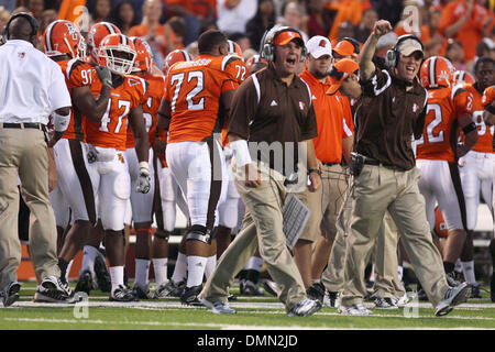 3. September 2009: Bowling Green State University Co-Trainer reagieren auf eine wichtige defensiv spielen während der Spielaktion.  Troy University, der Sun Belt-Konferenz, an der Bowling Green State University, der Mid-American Conference, in das Eröffnungsspiel der Saison 2009 für beide Teams im Doyt Perry Stadium in Bowling Green, Ohio.  Bowling Green State University besiegt Troy Universi Stockfoto