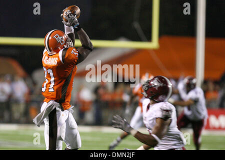 3. September 2009: Bowling Green State University defensive zurück Roger Williams fängt einen Pass im vierten Quartal und gibt es 13 Yards.  Troy University, der Sun Belt-Konferenz, an der Bowling Green State University, der Mid-American Conference, in das Eröffnungsspiel der Saison 2009 für beide Teams im Doyt Perry Stadium in Bowling Green, Ohio.  Bowling Green State University Stockfoto