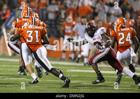 3. September 2009: Bowling Green State University defensive zurück Roger Williams fängt einen Pass im vierten Quartal und gibt es 13 Yards.  Troy University, der Sun Belt-Konferenz, an der Bowling Green State University, der Mid-American Conference, in das Eröffnungsspiel der Saison 2009 für beide Teams im Doyt Perry Stadium in Bowling Green, Ohio.  Bowling Green State University Stockfoto