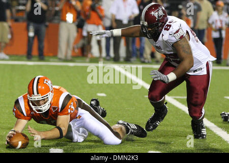 3. September 2009: Bowling Green State University quarterback Tyler Sheehan mixt für eine lockere Kugel während der Spielaktion.  Troy University, der Sun Belt-Konferenz, an der Bowling Green State University, der Mid-American Conference, in das Eröffnungsspiel der Saison 2009 für beide Teams im Doyt Perry Stadium in Bowling Green, Ohio.  Bowling Green State University besiegt Troy Uni Stockfoto