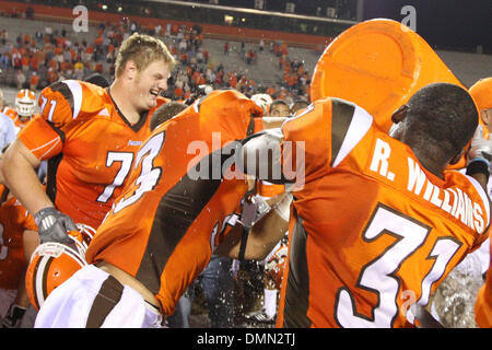 3. September 2009: Bowling Green State University Spieler vorbereiten und deren Cheftrainer in der Feier von seinem ersten Victorr zu pendeln.  Troy University, der Sun Belt-Konferenz, an der Bowling Green State University, der Mid-American Conference, in das Eröffnungsspiel der Saison 2009 für beide Teams im Doyt Perry Stadium in Bowling Green, Ohio.  Bowling Green State University besiegt Tr Stockfoto