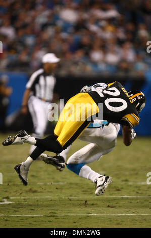 3. September 2009: Pittsburgh Steelers Cornerback nimmt Keenan Lewis #20 Carolina Panthers Wide Receiver Kenny Moore #81. Die Pittsburgh Steelers gegen die Carolina Panthers 21-10 bei Bank of America Stadium in Charlotte, North Carolina. (Kredit-Bild: © Southcreek Global/ZUMApress.com) Stockfoto