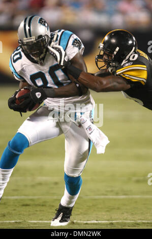 3. September 2009: Carolina Panthers Wide Receiver Dwayne Jarrett #80 von Pittsburgh Steelers Cornerback Keenan Lewis #20 in Angriff genommen wird. Die Pittsburgh Steelers gegen die Carolina Panthers 21-10 bei Bank of America Stadium in Charlotte, North Carolina. (Kredit-Bild: © Southcreek Global/ZUMApress.com) Stockfoto