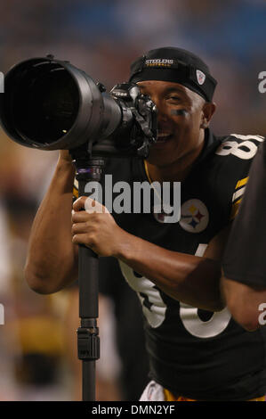 3. September 2009: Pittsburgh Steelers Wide Receiver Hines Ward #86 dreht sich die Kamera auf das Publikum.  Die Pittsburgh Steelers gegen die Carolina Panthers 21-10 bei Bank of America Stadium in Charlotte, North Carolina. (Kredit-Bild: © Southcreek Global/ZUMApress.com) Stockfoto