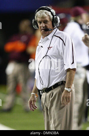 Sep 05, Uhren 2009 - Atlanta, Georgia, USA - NCAA Football - Virginia Tech Head Coach FRANK BEAMER von der Seitenlinie in der zweiten Hälfte des Verlustes seines Teams nach Alabama in der Georgia Dome. (Kredit-Bild: © Josh D. Weiss/ZUMA Press) Stockfoto