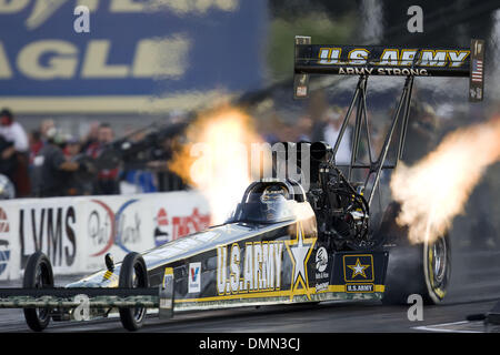 1. November 2009 konkurriert - Las Vegas, Nevada, USA - TONY SCHUMACHER, Armee Top Fuel Dragster, bei den NHRA Las Vegas Nationals am Strip in Las Vegas Motor Speedway, 29. Oktober - 1. November 2009. (Kredit-Bild: © Dave Smith/ZUMA Press) Stockfoto
