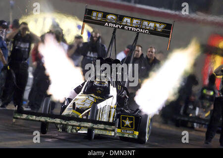1. November 2009 konkurriert - Las Vegas, Nevada, USA - TONY SCHUMACHER, Armee Top Fuel Dragster, bei den NHRA Las Vegas Nationals am Strip in Las Vegas Motor Speedway, 29. Oktober - 1. November 2009. (Kredit-Bild: © Dave Smith/ZUMA Press) Stockfoto