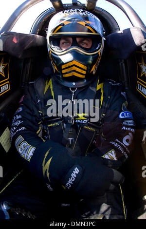 1. November 2009 konkurriert - Las Vegas, Nevada, USA - TONY SCHUMACHER, Armee Top Fuel Dragster, bei den NHRA Las Vegas Nationals am Strip in Las Vegas Motor Speedway, 29. Oktober - 1. November 2009. (Kredit-Bild: © Dave Smith/ZUMA Press) Stockfoto