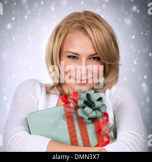 Closeup Portrait der hübsche Frau hält in Händen vorhanden, erhalten Weihnachtsgeschenk, Winterurlaub genießen Stockfoto