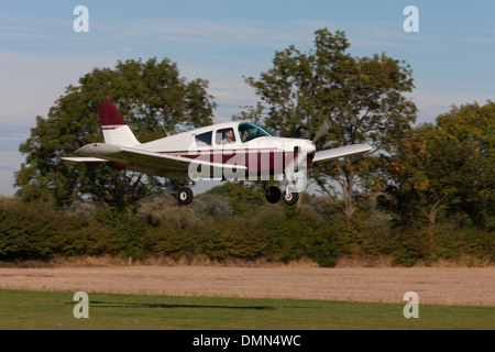 Piper PA-28-140 Cherokee G-ATVO landet auf dem Breighton Flugplatz Stockfoto