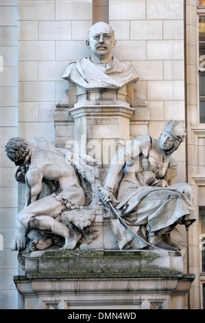 London, England, Vereinigtes Königreich. Imperial College, University of London. Büste von Alfred Beit (1853-1906; Deutsche Bergbau-Magnat) Stockfoto