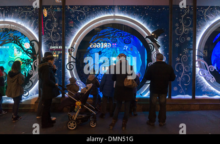 Familien, die in Fenwick Schaufenster, Weihnachten angezeigt Newcastle, Nord-Ost England UK Stockfoto