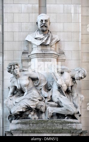 London, England, Vereinigtes Königreich. Imperial College, University of London. Büste von Sir Julius Wernher (1850-1912; Deutsche Bergbau-Magnat) Stockfoto