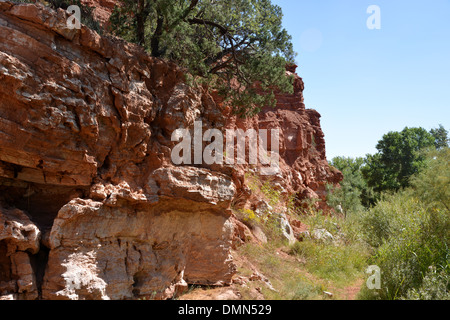 Rote Erde und Berge in den Palo Duro Canyon State Park in der Nähe von Amarillo in Texas Panhandle Stockfoto