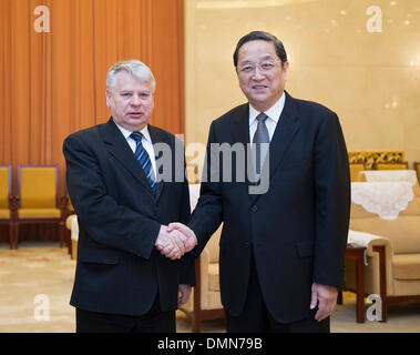 Peking, China. 16. Dezember 2013. Yu Zhengsheng (R), Vorsitzender des Nationalkomitees der politischen Konsultativkonferenz des chinesischen Volkes, trifft sich mit polnischen Senat Lautsprecher Bogdan Borusewicz in Peking, Hauptstadt von China, 16. Dezember 2013. © Xie Huanchi/Xinhua/Alamy Live-Nachrichten Stockfoto