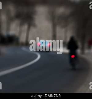 Zwei Fahrzeuge auf einer kurvenreichen Straße Stockfoto