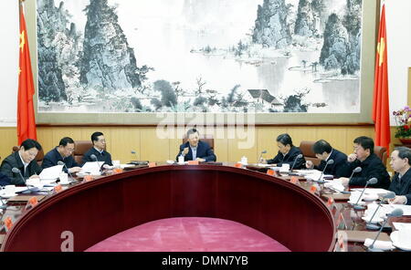 Peking, China. 16. Dezember 2013. Liu Yunshan, Mitglied des ständigen Ausschusses des Politbüros des Zentralkomitees der kommunistischen Partei von China (CPC), leitet eine Versammlung der Spitzengruppe "Masse-Line"-Kampagne in Peking, Hauptstadt von China, 15. Dezember 2013. Die einjährige "Masse-Line"-Kampagne startete beim Aufräumen unerwünschte Arbeitsstile wie Formalismus, Bürokratie, Hedonismus und Extravaganz im Juni Brücke Lücken zwischen CPC Beamten und Mitgliedern und der Öffentlichkeit. © Ju Peng/Xinhua/Alamy Live-Nachrichten Stockfoto