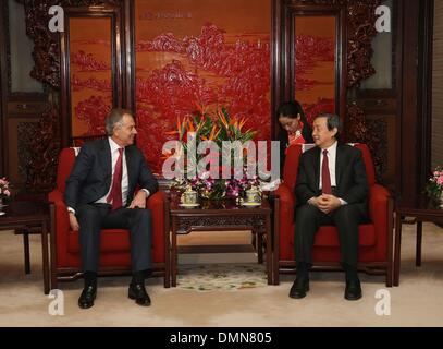 Peking, China. 16. Dezember 2013. Chinese Vice Premier Ma Kai (R) trifft sich mit dem ehemaligen britischen Premierminister Tony Blair in Peking, Hauptstadt von China, 16. Dezember 2013. © Liu Weibing/Xinhua/Alamy Live-Nachrichten Stockfoto