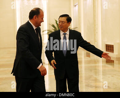 Peking, China. 16. Dezember 2013. Zhang Dejiang (R), Vorsitzender des ständigen Ausschusses des nationalen Kongress (NPC), führt Gespräche mit bulgarischen Parlament Lautsprecher Mihail Mikov in Peking, Hauptstadt von China, 16. Dezember 2013. © Liu Weibing/Xinhua/Alamy Live-Nachrichten Stockfoto