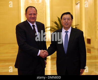 Peking, China. 16. Dezember 2013. Zhang Dejiang (R), Vorsitzender des ständigen Ausschusses des nationalen Kongress (NPC), führt Gespräche mit bulgarischen Parlament Lautsprecher Mihail Mikov in Peking, Hauptstadt von China, 16. Dezember 2013. © Liu Weibing/Xinhua/Alamy Live-Nachrichten Stockfoto