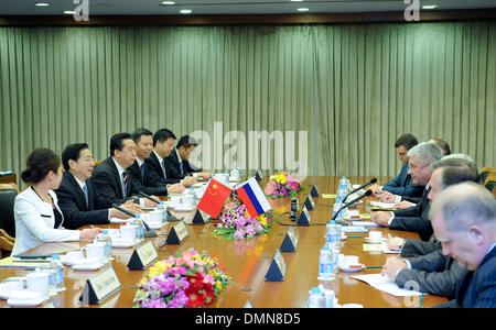 Peking, China. 16. Dezember 2013. Chinesischen Staatsrat und Minister für öffentliche Sicherheit Guo Shengkun führt Gespräche mit russischen Minister für innere Angelegenheiten Vladimir Kolokoltsev in Peking, Hauptstadt von China, 16. Dezember 2013. © Zhang Duo/Xinhua/Alamy Live-Nachrichten Stockfoto