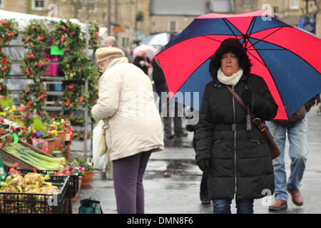 Bakewell, Derbyshire, UK. 16. Dezember 2013. Regen und grauen Himmel nicht Käufer davon abhalten, historische Bakewell beliebten Montag Markt im Herzen von Derbyshires Peak District zu besuchen. Bildnachweis: Deborah Vernon/Alamy Live-Nachrichten Stockfoto