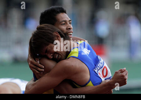 Nay Pyi Taw, Myanmar. 16. Dezember 2013. Goldmedaillen-Gewinner, Christian Bagsit (vorne) von den Philippinen und Silbermedaillen-Gewinner, Edgardo jr Alejan der Philippinen Weinen nach die Männer 400m Finale der 27. MEERspiele bei Nay Pyi Taw Wunna Theikdi Stadion, Myanmar, 15. Dezember 2013. © Thet Htoo/Xinhua/Alamy Live-Nachrichten Stockfoto