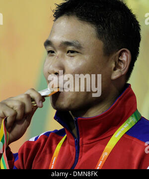 Nay Pyi Taw, Myanmar. 16. Dezember 2013. Wailin Myanmars Aung posiert für ein Foto, wie er gold Medel die Männer 75 kg Boxen der 27. MEERspiele bei Nay Pyi Taw Wunna Theikdi Hallenstadion, Myanmar, 14. Dezember 2013 gewinnt. © Thet Htoo/Xinhua/Alamy Live-Nachrichten Stockfoto