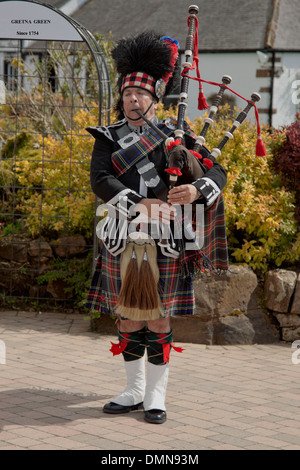 Schottische Piper in der alten Schmiede in Gretna Green, Dumfries and Galloway, Schottland, Großbritannien Stockfoto