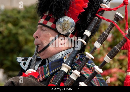 Schottische Piper in der alten Schmiede in Gretna Green, Dumfries and Galloway, Schottland, Großbritannien Stockfoto