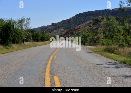 Rote Erde und Berge in den Palo Duro Canyon State Park in der Nähe von Amarillo in Texas Panhandle Stockfoto