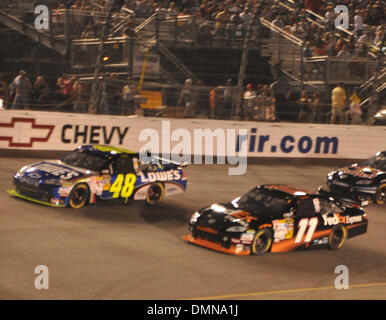 Sep 12, 2009 - Richmond, Virginia, USA - Fahrer DENNY HAMLIN (11) & JIMMIE JOHNSON (48) während der Chevy Rock & Roll 400 auf dem Richmond International Raceway. (Kredit-Bild: © Tina Fultz/ZUMA Press) Stockfoto