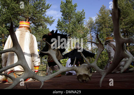 12. September 2009 - Murmansk, Russische Föderation - Dorf Lappish (Gebiet Murmansk) war Gastgeber der XIII traditionelle Sami Länderspiele. Das Fest-Programm umfasst Sport nationaler Wettbewerb für die Sami Frauenfußball, mit dem Lasso Hirsch, springen über Schlitten, eine Armbrust schießen, Angeln sowie Amateur Auftritte von Folkloregruppen der Region Murmansk. In der Spiele-atte Stockfoto