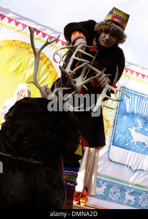 12. September 2009 - Murmansk, Russische Föderation - Dorf Lappish (Gebiet Murmansk) war Gastgeber der XIII traditionelle Sami Länderspiele. Das Fest-Programm umfasst Sport nationaler Wettbewerb für die Sami Frauenfußball, mit dem Lasso Hirsch, springen über Schlitten, eine Armbrust schießen, Angeln sowie Amateur Auftritte von Folkloregruppen der Region Murmansk. In der Spiele-atte Stockfoto