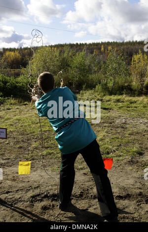 12. September 2009 - Murmansk, Russische Föderation - Dorf Lappish (Gebiet Murmansk) war Gastgeber der XIII traditionelle Sami Länderspiele. Das Fest-Programm umfasst Sport nationaler Wettbewerb für die Sami Frauenfußball, mit dem Lasso Hirsch, springen über Schlitten, eine Armbrust schießen, Angeln sowie Amateur Auftritte von Folkloregruppen der Region Murmansk. In der Spiele-atte Stockfoto