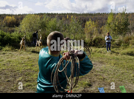 12. September 2009 - Murmansk, Russische Föderation - Dorf Lappish (Gebiet Murmansk) war Gastgeber der XIII traditionelle Sami Länderspiele. Das Fest-Programm umfasst Sport nationaler Wettbewerb für die Sami Frauenfußball, mit dem Lasso Hirsch, springen über Schlitten, eine Armbrust schießen, Angeln sowie Amateur Auftritte von Folkloregruppen der Region Murmansk. In der Spiele-atte Stockfoto